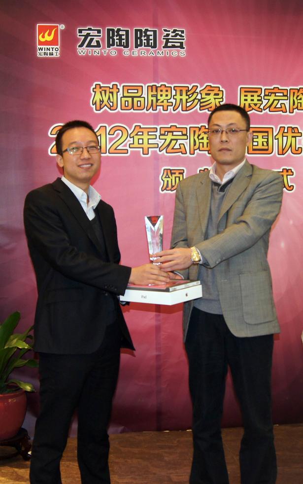 图7、优游国际抛光砖销售副总张彦为山东青岛优游国际专卖店代表颁奖